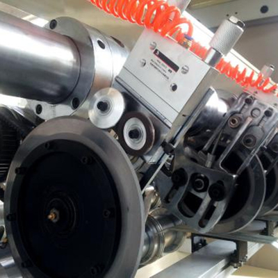 Mengangkat Pencetak Skor Slitter Blade Secara Elektrik Untuk Lini Produksi