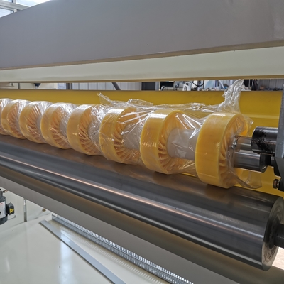 Kecepatan Tinggi 2200mm NC Cutter Corrugated Cardboard Produksi Line