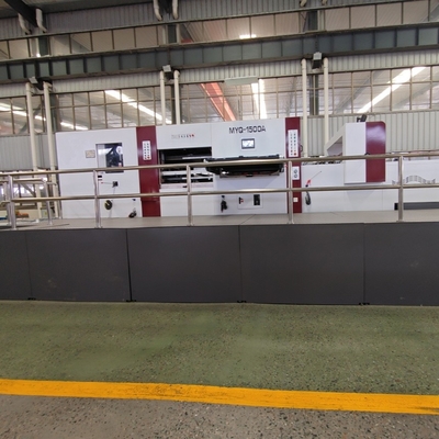 Lempar 980mm Kardus Corrugated Die Cutter PLC dikendalikan