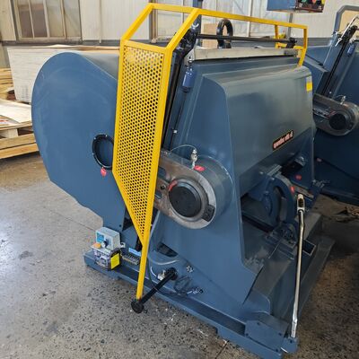 Empat Bagian Asuransi Mesin Pemotong Die Karton Bergelombang Dengan Kecepatan 20±2 Strokesmin Dan Penekanan Kontinyu Pemotongan Waktu Model Penundaan