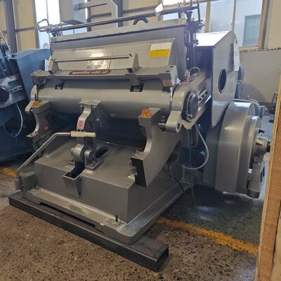 Membuat Karton Karton Corrugated Die Cutting Machine Sumber Daya Listrik Ketebalan Pemotongan 2 3 5 7 Lapisan Karton Corrugated
