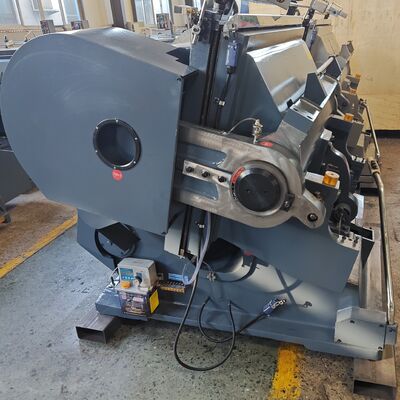 4500KG Corrugated Cardboard Die Cutter Dengan 4 Bagian Asuransi Yang Memastikan Kinerja yang Stabil Dan Operasi Yang Lama