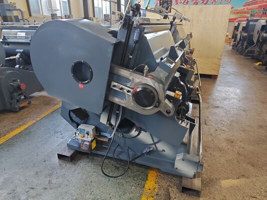Mesin Pemotong Mati Karton Bergelombang Manual Heavy Duty ML1200 dengan Kecepatan 20 pcs/menit dan Ukuran 1200 * 830 mm